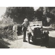 [Deux militaires et une automobile en Syrie].