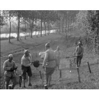 [Travaux de défense devant Nancy, été 1917. Démonstration de mise en place de barbelés et d'un engin chenillé détruisant les réseaux de barbelés.]