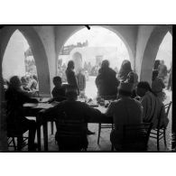 Ile de Djerba. Indigènes passant devant la commission de recrutement.15.3.16. [légende d'origine].