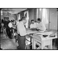 Paris. Rue de Reuilly 75. Centre de rééducation des aveugles. Fabrication de brosses. [légende d'origine]