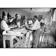 Paris. Rue de Reuilly 75. Centre de rééducation des aveugles. Fabrication de brosses. [légende d'origine]