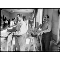 Paris. Rue de Reuilly 75. Centre de rééducation des aveugles. Fabrication de brosses. [légende d'origine]