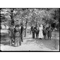 Paris. Rue de Reuilly 75. Centre de rééducation des aveugles. Promenade dans le parc. [légende d'origine]