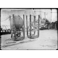 Arsenal de Cherbourg. Mine allemande repéchée et son crapaud à côté d'un crapaud d'une autre mine. [légende d'origine]