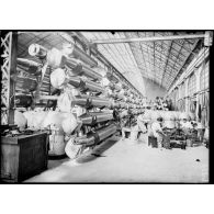 Arsenal de Cherbourg. Magasin de mines et torpilles automobiles. [légende d'origine]