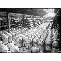 Arsenal de Cherbourg. Vue d'ensemble d'un magasin de mines et torpillesautomobiles (2000 mines et 300 torpilles). [légende d'origine]