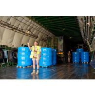 Déchargement de palettes de pneus de la soute d'un avion-cargo de transport Antonov 225 ukrainien. Un militaire de la BA 118 guide les manoeuvres.