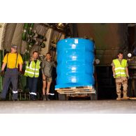 Déchargement de palettes de pneus de la soute d'un avion-cargo de transport Antonov 225 ukrainien par un engin de manutention transpalette OM du RTP (régiment du train parachutiste).