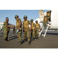 Le colonel togolais Bayakidéou Kpakpabia accueille la main tendue des militaires de son contingent débarquant d'un avion civil sur l'aéroport de Bamako.