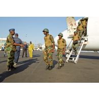 Le colonel togolais Bayakidéou Kpakpabia accueille la main tendue des militaires de son contingent débarquant d'un avion civil sur l'aéroport de Bamako.