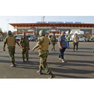 Le colonel togolais Bayakidéou Kpakpabia accueille la main tendue des militaires de son contingent débarquant devant l'aérogare sur l'aéroport de Bamako.