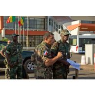 Comité d'accueil du contingent togolais à l'aéroport de Bamako, composé de capitaines togolais et d'un capitaine français, officier de liaison de la coopération opérationnelle régionale.