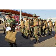Rassemblement devant l'aérogare de l'aéroport de Bamako de militaires togolais fraîchement débarqués.
