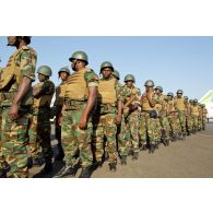 Rassemblement en colonnes à l'aéroport de Bamako de militaires togolais fraîchement débarqués.