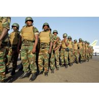 Rassemblement en colonnes à l'aéroport de Bamako de militaires togolais fraîchement débarqués.