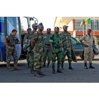 Comité d'accueil du contingent togolais à l'aéroport de Bamako, devant les bus, composé d'un capitaine français, officier de liaison de la coopération opérationnelle régionale, du colonel togolais Bayakidéou Kpakpabia , de capitaines togolais, du colonel ivoirien Adjoumani, d'un capitaine malien et d'un commandant burkinabé.