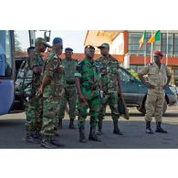 Comité d'accueil du contingent togolais à l'aéroport de Bamako, devant les bus, composé d'un capitaine français, officier de liaison de la coopération opérationnelle régionale, du colonel togolais Bayakidéou Kpakpabia , de capitaines togolais, du colonel ivoirien Adjoumani, d'un capitaine malien et d'un commandant burkinabé.
