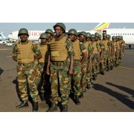 Rassemblement en colonnes à l'aéroport de Bamako de militaires togolais fraîchement débarqués.