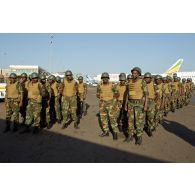 Rassemblement à l'aéroport de Bamako de militaires togolais fraîchement débarqués.