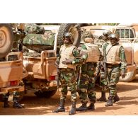 Débarquement des troupes sénégalaises des pick-up 4x4 Toyota Landcruiser. Les soldats sont armés de fusils d'assaut Colt M4-A1 et d'une mitrailleuse Saco M60.