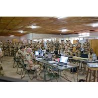 Dans le bâtiment du PC (poste de commandement) de la 3e BM (brigade mécanisée), à côté de l'aéroport international de Bamako (Mali), briefing des personnels d'état-major.