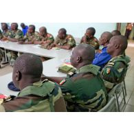 Dans une salle de formation, des stagiaires béninois et sénégalais écoutent le cours.