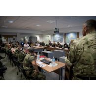 Un officier néerlandais participe à un briefing sous la direction du contre-amiral René-Jean Crignola au centre opérationnel installé à Fort Desaix, en Martinique.