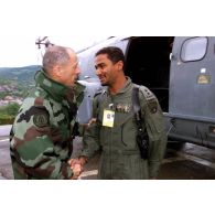 Le général Costantini, COM-BMN-N, salue un membre d'équipage de Puma émirati.