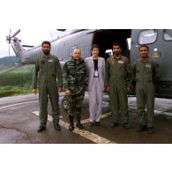 Photographie de groupe du général Costantini, COM-BMN-N, avec l'équipage d'un Puma émirati et une interprète.