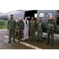 Photographie de groupe du général Costantini, COM-BMN-N, avec l'équipage d'un Puma émirati et une interprète.