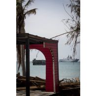 Un engin de débarquement amphibie rapide (EDAR) aborde la plage de Friar's Bay pour le débarquement d'engins du génie sur l'île de Saint-Martin, aux Antilles.