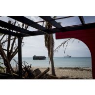 Un engin de débarquement amphibie rapide (EDAR) aborde la plage de Friar's Bay pour le débarquement d'engins du génie sur l'île de Saint-Martin, aux Antilles.