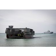 Un engin de débarquement amphibie rapide (EDAR) aborde la plage de Friar's Bay pour le débarquement d'engins du 17e régiment du génie parachutiste (RGP) sur l'île de Saint-Martin, aux Antilles.