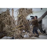 Le caméraman Florent filme les destructions du quartier de Sandy Ground à Marigot sur l'île de Saint-Martin, aux Antilles.
