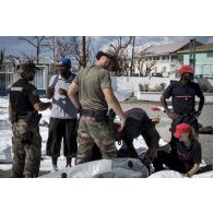 Des gendarmes installent une tente en coordination avec des sapeurs-pompiers à Marigot sur l'île de Saint-Martin, aux Antilles.