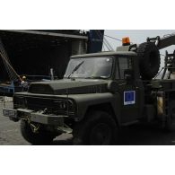 Camion de dépannage TPK 640 WRT néerlandais lors du déchargement de véhicules.