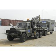 Camion TPK 640 WRT de dépannage lors du déchargement de véhicules.