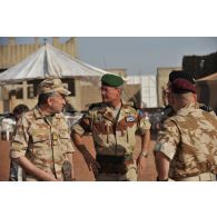 Le général de brigade Ganascia, commandant la force EUFOR-Tchad-RCA, et la délégation durant la visite du camp Europa avec le lieutenant-colonel COM SITE.