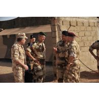 Le général de brigade Ganascia, commandant la force EUFOR-Tchad-RCA, et la délégation durant la visite du camp Europa avec le lieutenant-colonel COM SITE.