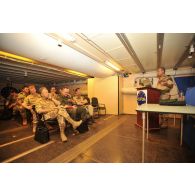 Point de situation au meeting room du camp Europa par le général de brigade Ganascia, commandant la force EUFOR-Tchad-RCA.