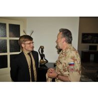 Le général Turk en conversation avec M. Rydbe, ambassadeur de Suède, à l'ambassade d'Allemagne à N'Djaména.