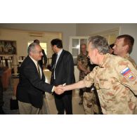 Le général Turk salue M. Da Silva Angelo représentant spécial de la MINURCAT, à l'ambassade d'Allemagne à N'Djaména.