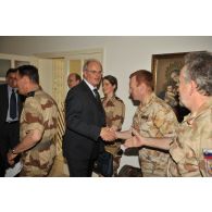 Le général d'armée Bentégeat est reçu à l'ambassade d'Allemagne à N'Djaména pour un point de situation avec une délégation d'ambassadeurs et de corps consulaires.