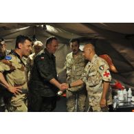 Le général d'armée Bentégeat visite l'antenne médicale du rôle 2 de l'EUFOR.
