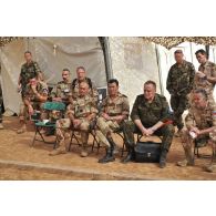 Présentation de la situation du camp de Goz Beida au général d'armée Bentégeat sur caisse à sable par les militaires irlandais.