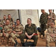 Présentation de la situation du camp de Goz Beida au général d'armée Bentégeat sur caisse à sable par les militaires irlandais.