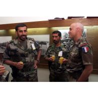 Un colonel français en compagnie d'officiers émiratis.