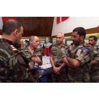 Le général de brigade Costantini, COM-BMN-N, remet un cadeau à un officier émirati en présence d'un colonel.