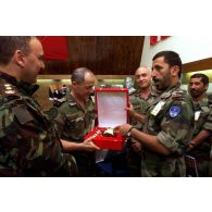 Remise d'un cadeau au général de brigade Costantini, COM-BMN-N, par un officier émirati.