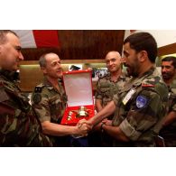 Remise d'un cadeau au général de brigade Costantini, COM-BMN-N, par un officier émirati.